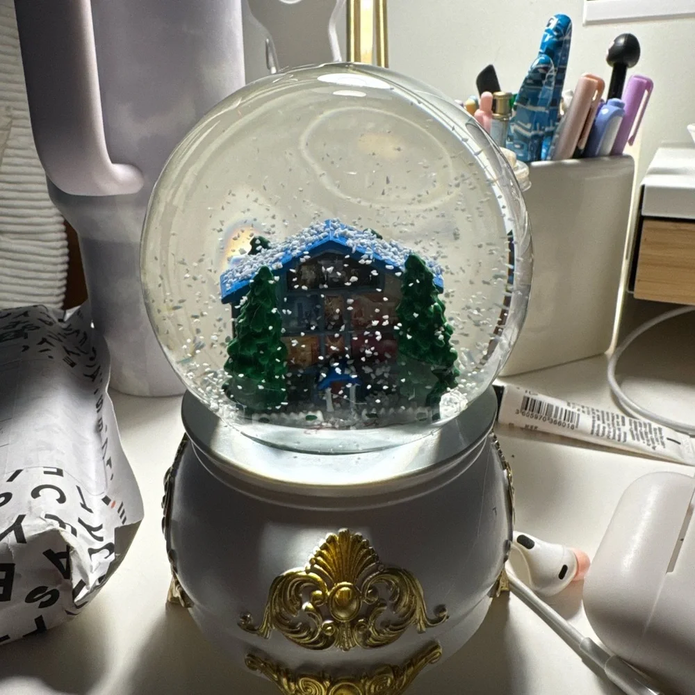 Taylor Swift Lover House Snow Globe - Picture 3 of 3